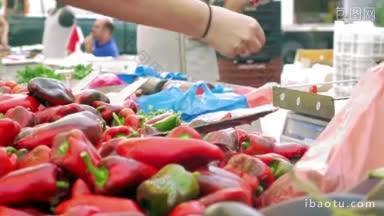 街市上卖红甜椒的小贩，买菜的妇女
